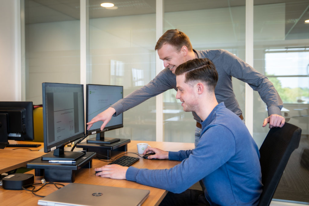 Vacature gevorderd assistent-accountant RA - Foto van 2 werknemers samenstelpraktijk in samenwerking op het kantoor van Q accountants.