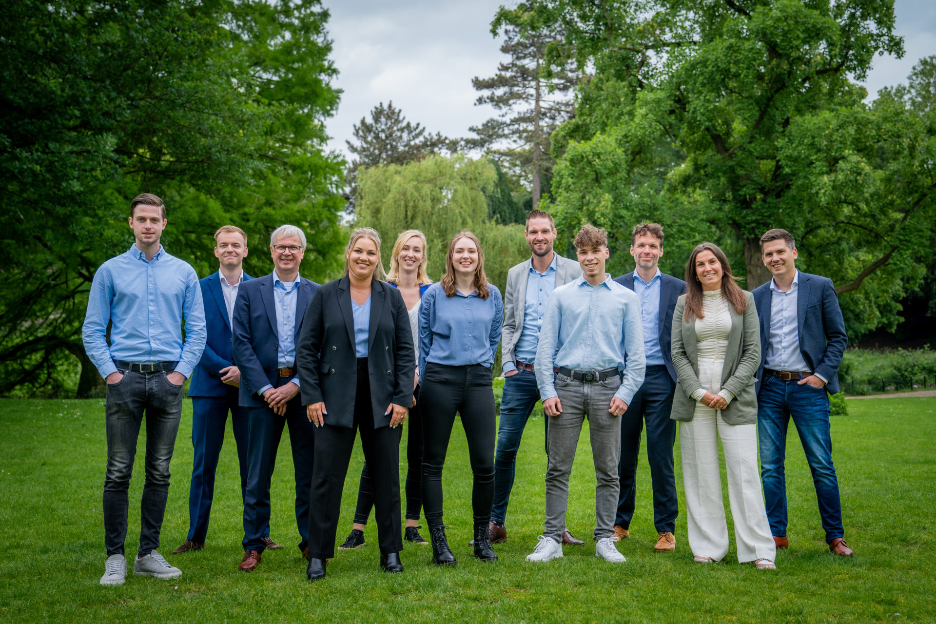 Foto van het controle team van Q accountants en belastingadviseurs samen in een park