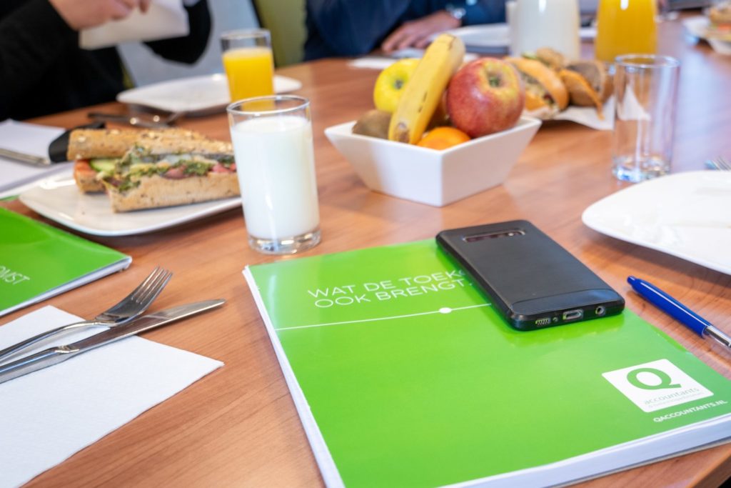 Vacature oriëntatiestage accountancy - Foto van de lunch van Q accountants en een schrift met het Q accountants logo.