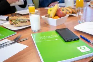 Vacature oriëntatiestage accountancy - Foto van de lunch van Q accountants en een schrift met het Q accountants logo.