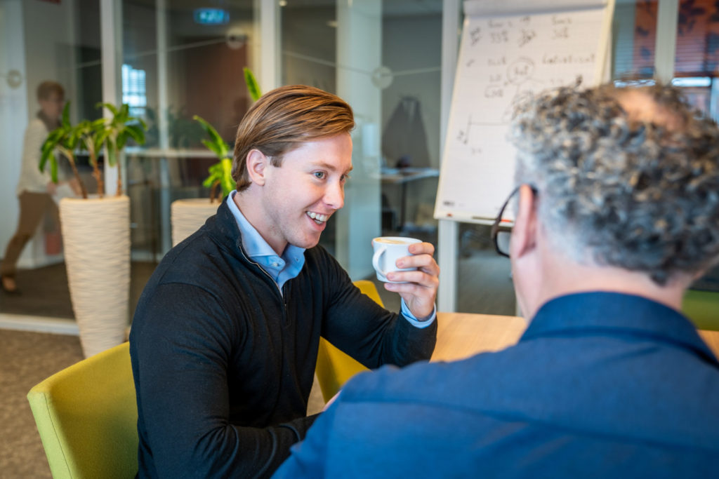 Vacature assistent aangiftemedewerker - foto van een medewerker belastingafdeling op het kantoor van q belastingadviseurs.