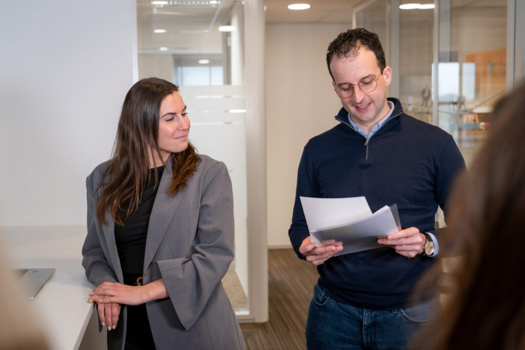 Vacature gevorderd assistent-accountant RA - foto van twee accountants in gesprek op het kantoor van Q accountants.