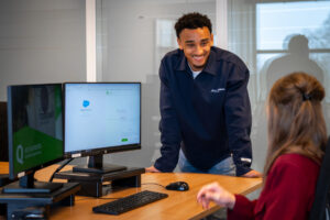 Vacature administratief medewerker - Foto van 2 medewerkers samenstelpraktijk in gesprek op het kantoor van Q accountants.