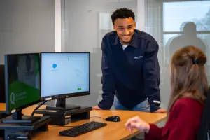 Vacature zelfstandig assistent-accountant AA - Foto van twee accountants in gesprek op het kantoor van Q accountants.