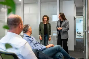 Vacature beginnend assistent-accountant - foto van vier assistent-accountants op het kantoor van Q.