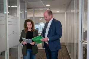 Vacature gevorderd assistent-accountant AA - foto van twee assistent-accountants in de gang op kantoor bij Q accountants.