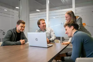 Vacature junior belastingadviseur - foto van vier belastingadviseurs aan het werk in een vergaderruimte op het kantoor van Q belastingadviseurs.