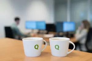 Vacature stage accountancy - foto van 2 kopjes met het Q accountants en belastingadviseurs logo erop.