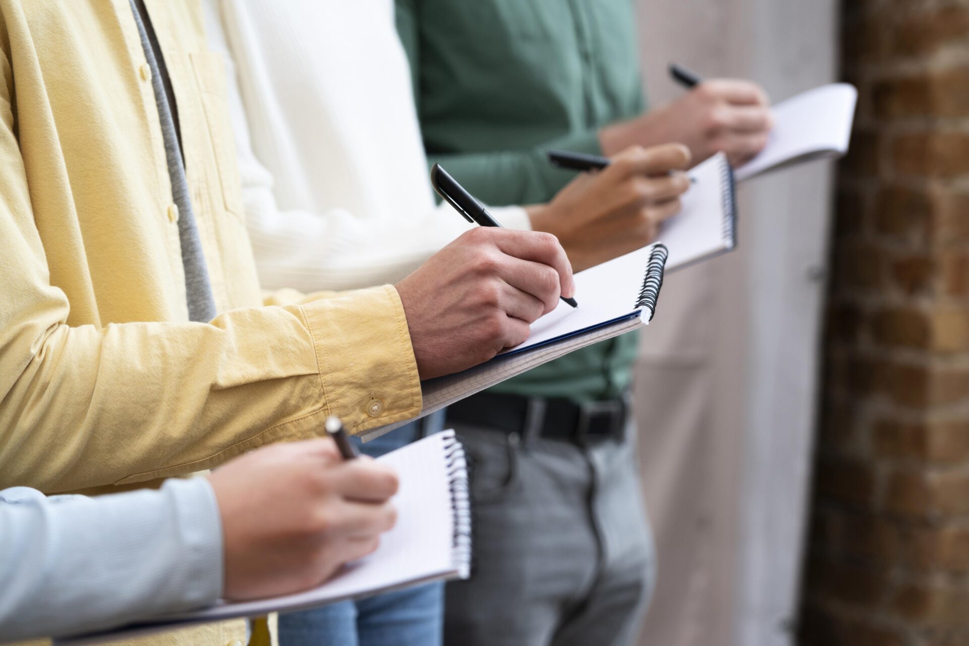 Vrijwilligersorganisatie, welke organisaties komen in aanmerking. Foto van vrijwilligers met checklist