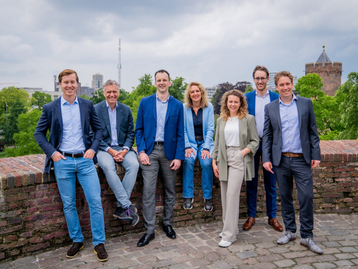 Foto van het fiscaal advies en belastingadvies team van Q accountants en belastingadviseurs in een park